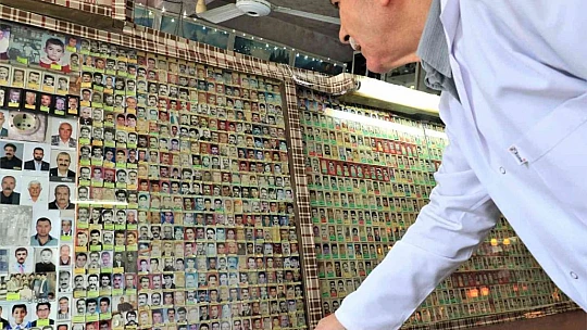 Kaybettikleri yakınlarını görmek için bu berbere uğruyorlar