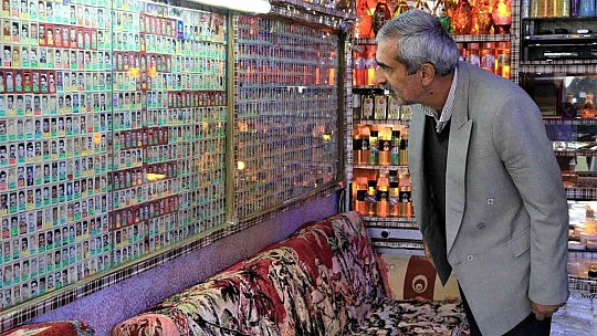 Kaybettikleri yakınlarını görmek için bu berbere uğruyorlar