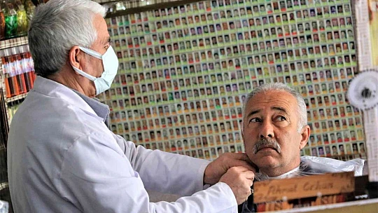 Kaybettikleri yakınlarını görmek için bu berbere uğruyorlar