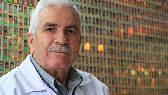 Kaybettikleri yakınlarını görmek için bu berbere uğruyorlar