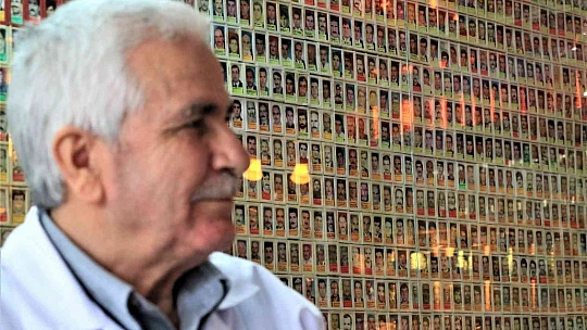 Kaybettikleri yakınlarını görmek için bu berbere uğruyorlar
