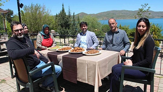 Kaymakam Türk Mutfağı Haftasında kolları sıvadı, kadınlarla birlikte mutfağa girdi
