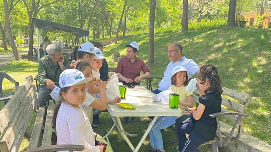 Kaymakam Vural, çocuklarla birlikte çuval yarışı yaptı