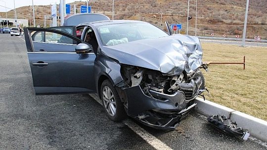 Otomobil ile hafif ticari araç çarpıştı: 6 yaralı