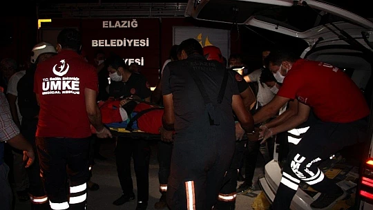 Kazada savrulan araç tırın altına girdi, sıkışan yaralı kurtarıldı