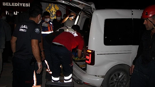 Kazada savrulan araç tırın altına girdi, sıkışan yaralı kurtarıldı