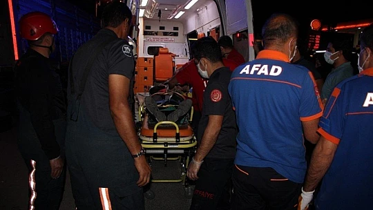 Kazada savrulan araç tırın altına girdi, sıkışan yaralı kurtarıldı