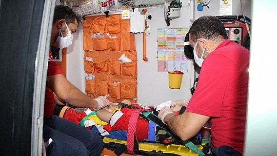 Kazada savrulan araç tırın altına girdi, sıkışan yaralı kurtarıldı