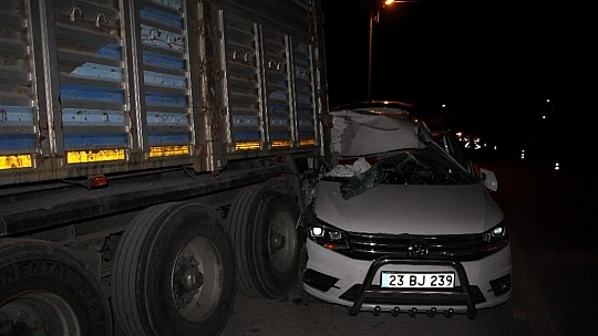 Kazada savrulan araç tırın altına girdi, sıkışan yaralı kurtarıldı