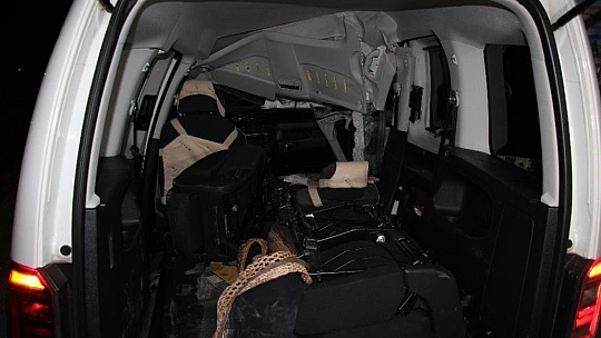 Kazada savrulan araç tırın altına girdi, sıkışan yaralı kurtarıldı