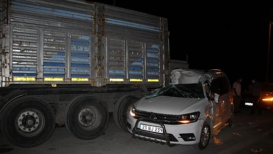 Kazada savrulan araç tırın altına girdi, sıkışan yaralı kurtarıldı