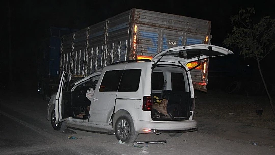 Kazada savrulan araç tırın altına girdi, sıkışan yaralı kurtarıldı