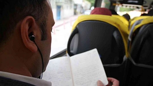 Kemal Sunal'ın oynadığı 'Atla Gel Şaban' filmi Elazığ'da gerçek oldu: Minibüse binmeden yazamıyor