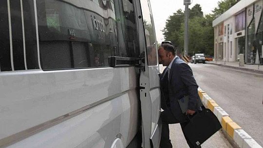 Kemal Sunal'ın oynadığı 'Atla Gel Şaban' filmi Elazığ'da gerçek oldu: Minibüse binmeden yazamıyor