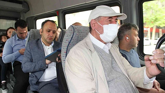 Kemal Sunal'ın oynadığı 'Atla Gel Şaban' filmi Elazığ'da gerçek oldu: Minibüse binmeden yazamıyor