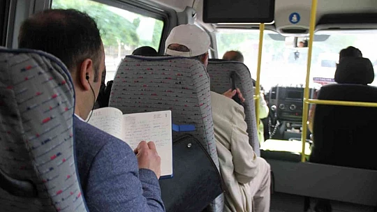 Kemal Sunal'ın oynadığı 'Atla Gel Şaban' filmi Elazığ'da gerçek oldu: Minibüse binmeden yazamıyor