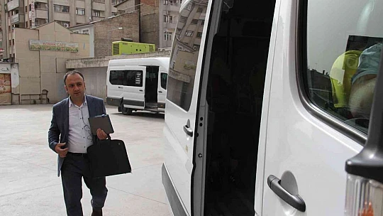 Kemal Sunal'ın oynadığı 'Atla Gel Şaban' filmi Elazığ'da gerçek oldu: Minibüse binmeden yazamıyor