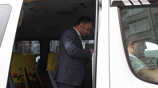 Kemal Sunal'ın oynadığı 'Atla Gel Şaban' filmi Elazığ'da gerçek oldu: Minibüse binmeden yazamıyor