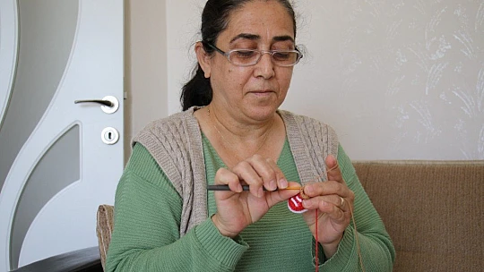 Kemoterapide gördüğü çocukların yüzlerini ördüğü bebeklerle güldürdü