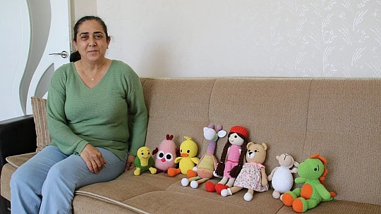 Kemoterapide gördüğü çocukların yüzlerini ördüğü bebeklerle güldürdü