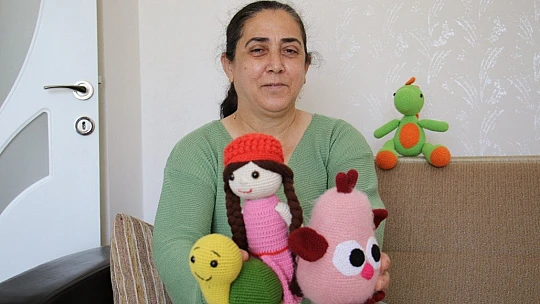 Kemoterapide gördüğü çocukların yüzlerini ördüğü bebeklerle güldürdü