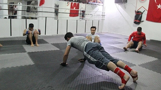 Kick boksçular, dan sınavlarına hazırlanıyor