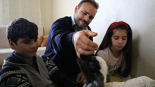 Kış günü doğan kuzulara soba kenarında bakılıyor, bebek gibi özen gösteriliyor