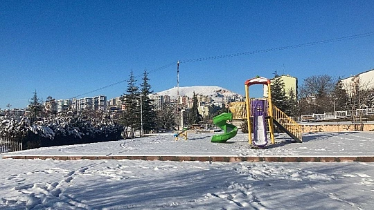 Kısıtlamayla sessizliğe bürünen Elazığ güne karla uyandı