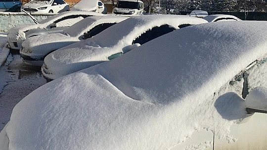Kısıtlamayla sessizliğe bürünen Elazığ güne karla uyandı