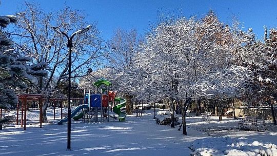 Kısıtlamayla sessizliğe bürünen Elazığ güne karla uyandı