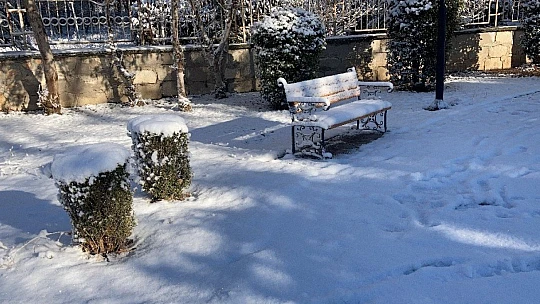 Kısıtlamayla sessizliğe bürünen Elazığ güne karla uyandı
