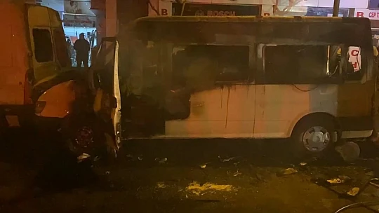 Kontağın çevrilmesiyle transit bir anda patlayıp alev topuna döndü: 1 yaralı
