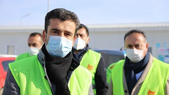 Konteyner kentte kalan bin 23 depremzede çocuğa kışlık hediye