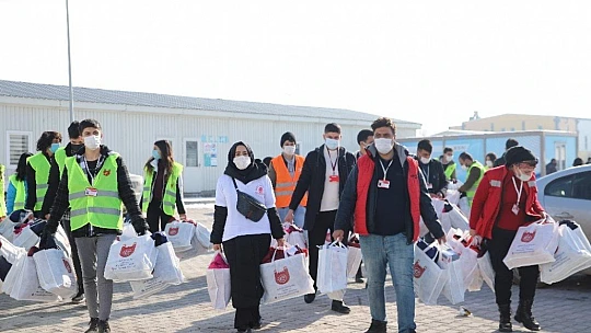 Konteyner kentte kalan bin 23 depremzede çocuğa kışlık hediye