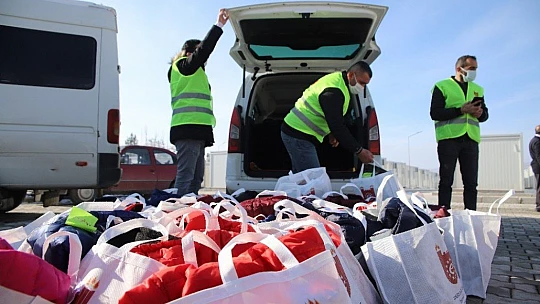 Konteyner kentte kalan bin 23 depremzede çocuğa kışlık hediye