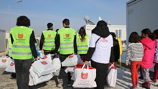 Konteyner kentte kalan bin 23 depremzede çocuğa kışlık hediye