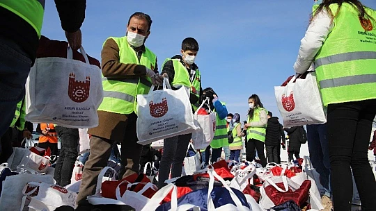 Konteyner kentte kalan bin 23 depremzede çocuğa kışlık hediye