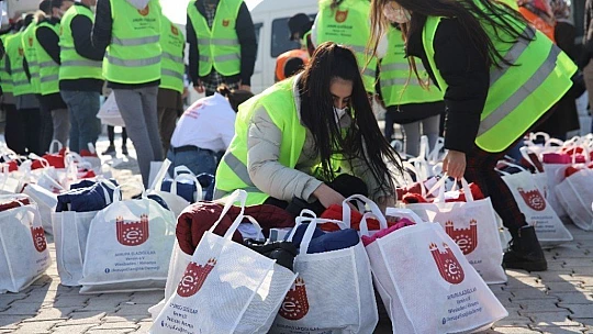 Konteyner kentte kalan bin 23 depremzede çocuğa kışlık hediye