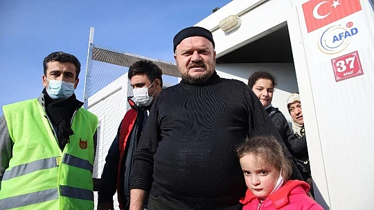 Konteyner kentte kalan bin 23 depremzede çocuğa kışlık hediye