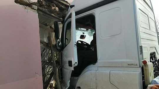 Kontrolden çıkan tır eve çarptı: 1 yaralı
