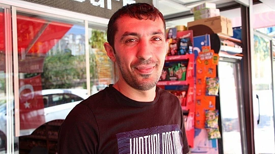 Köpeklere kedi saldırdı, o anlar güvenlik kamerasına yansıdı