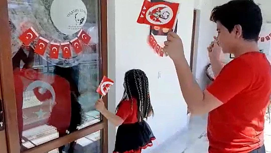 Korona virüse yakalanan babaları ile 23 Nisan'ı böyle kutladılar