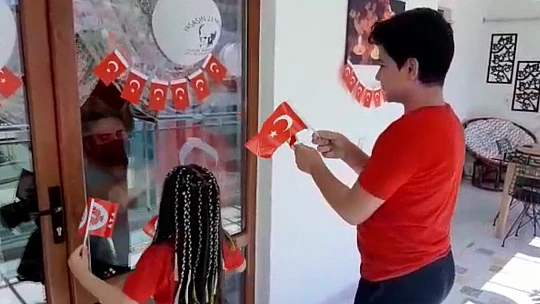 Korona virüse yakalanan babaları ile 23 Nisan'ı böyle kutladılar