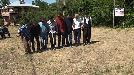 Köy düğününde örnek oluşturacak sıra dışı pankart