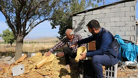 Köy köy dolaşıp sözlü halk geleneğini kayıt altına alıyor