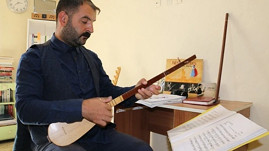 Köy köy dolaşıp sözlü halk geleneğini kayıt altına alıyor