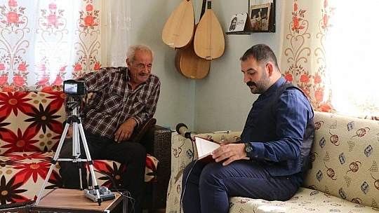 Köy köy dolaşıp sözlü halk geleneğini kayıt altına alıyor
