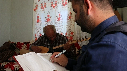Köy köy dolaşıp sözlü halk geleneğini kayıt altına alıyor