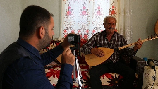 Köy köy dolaşıp sözlü halk geleneğini kayıt altına alıyor