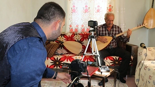 Köy köy dolaşıp sözlü halk geleneğini kayıt altına alıyor